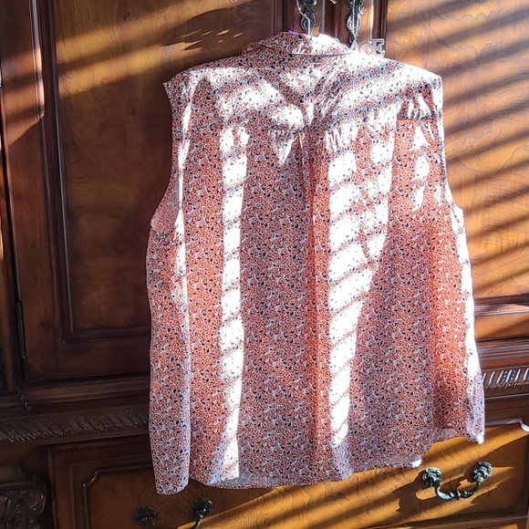 Woman's blouse - Picture 2 of 2